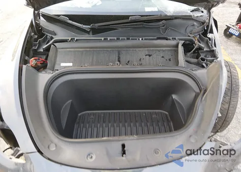 2022 Tesla Model Y Long Range Dual Motor All-Wheel Drive z USA, uszkodzony, nr VIN 7SAYGDEE8NF393106